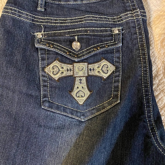 Cato women’s size 18 jeans. Embellished back pockets. Stretch fabric. - Picture 3 of 5
